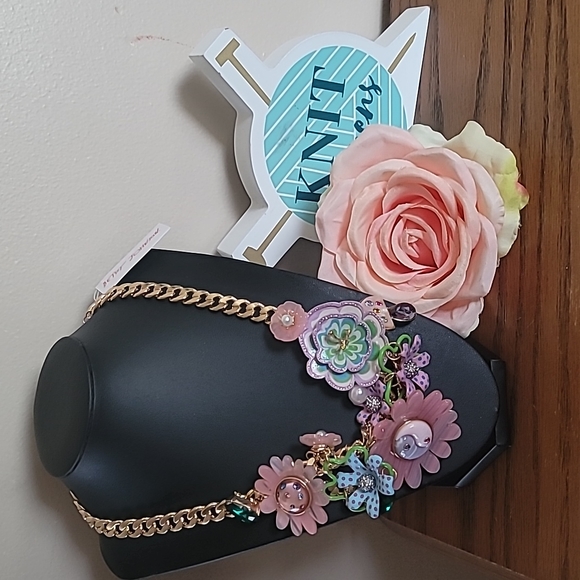 Betsey Johnson flower necklace - Picture 2 of 8